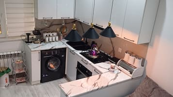 Een koelkast, een magnetron, een oven, een kookplaat