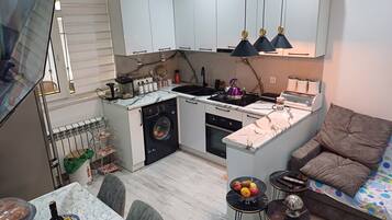 Réfrigérateur, micro-ondes, four, plaque de cuisson