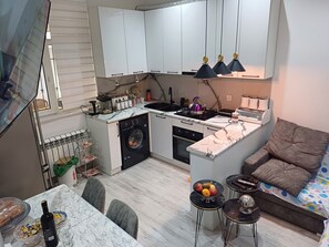 Een koelkast, een microgolfoven, een oven, een kookplaat