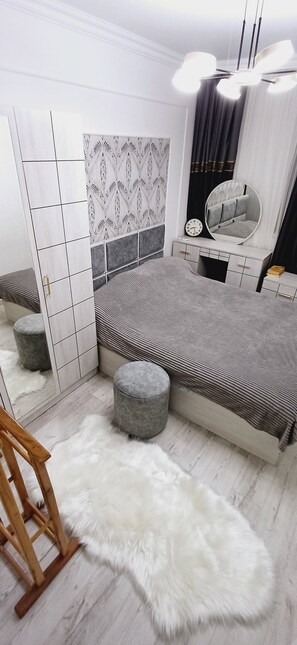 2 Schlafzimmer, Zimmersafe, Schreibtisch, Bügeleisen/Bügelbrett