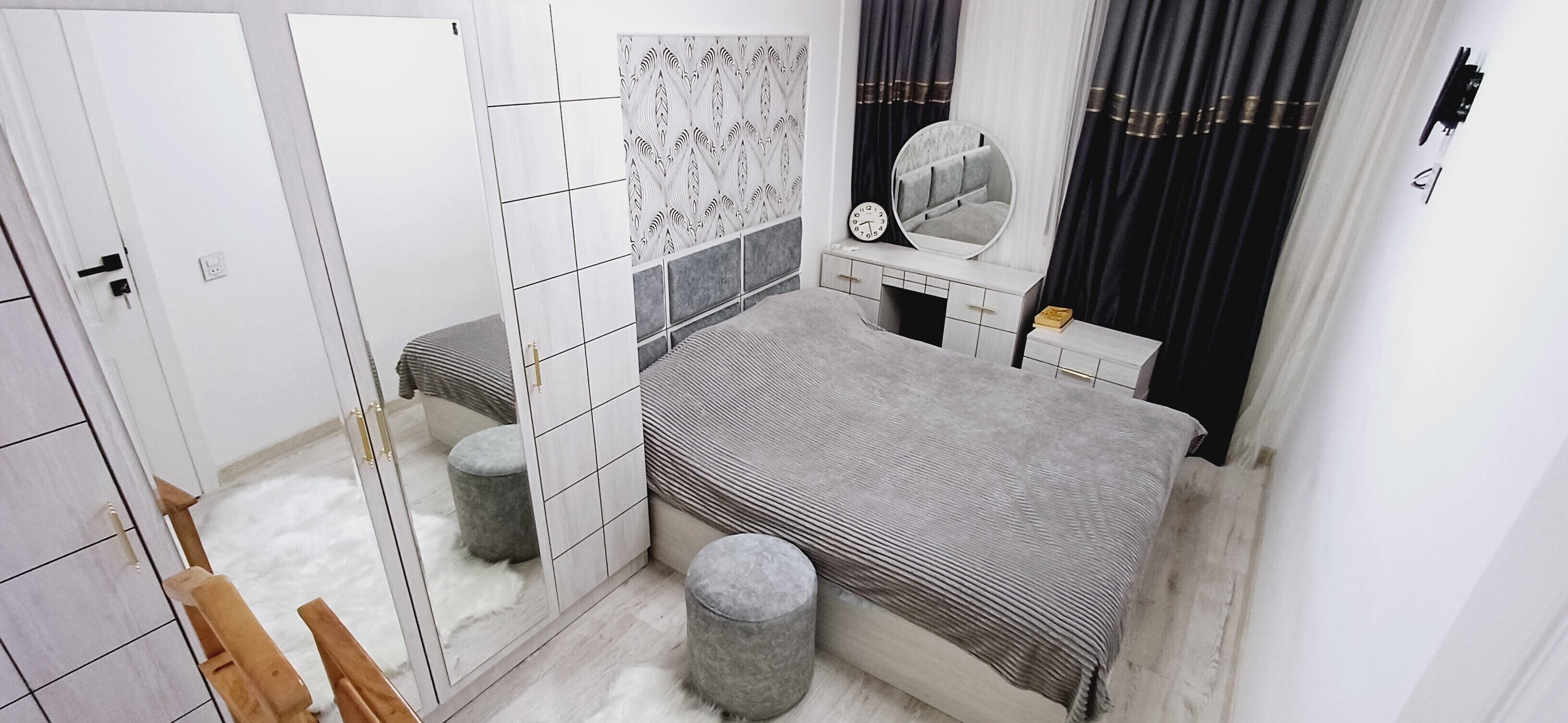 2 chambres, coffres-forts dans les chambres, bureau