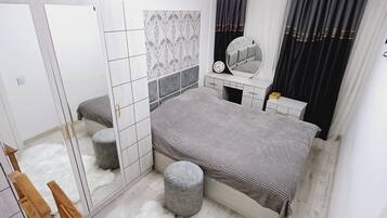 2 chambres, coffres-forts dans les chambres, bureau