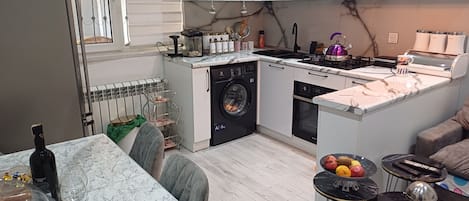 Réfrigérateur, four à micro-ondes, un four, surface de cuisson