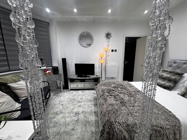 1 bedroom, desk, iron/ironing board, WiFi