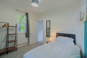5 habitaciones, tabla de planchar con plancha, wifi y ropa de cama 