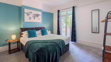 5 bedrooms, iron/ironing board, WiFi, bed sheets