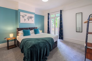 5 bedrooms, iron/ironing board, WiFi, bed sheets