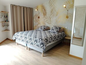 4 habitaciones, tabla de planchar con plancha, wifi y ropa de cama 