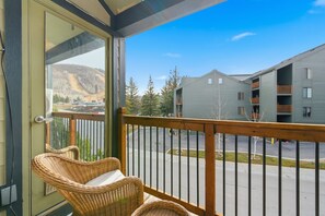 Property grounds - NEWLY REMODELED! WALK TO LIFTS & DOWNTOWN, WASHER/DRYER, AC, POOL/SPA (Park City)