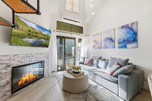 Smart TV, fireplace - NEWLY REMODELED! WALK TO LIFTS & DOWNTOWN, WASHER/DRYER, AC, POOL/SPA (Park City)
