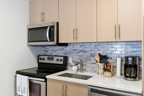Fridge, microwave, oven, stovetop - NEWLY REMODELED! WALK TO LIFTS & DOWNTOWN, WASHER/DRYER, AC, POOL/SPA (Park City)