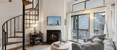 Una Smart TV, una chimenea