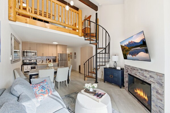 Smart TV, fireplace - NEWLY REMODELED! WALK TO LIFTS & DOWNTOWN, WASHER/DRYER, AC, POOL/SPA (Park City)