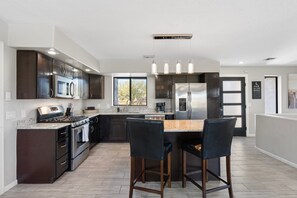 Microondas, horno, parrilla de estufa y lavavajillas 