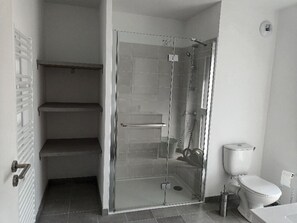 Séchoir à cheveux, serviettes fournies, papier de toilette