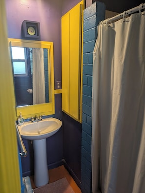 Douche, sèche-cheveux, bidet, serviettes fournies