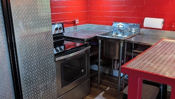 Cafetera y tetera, refrigerador, microondas y horno