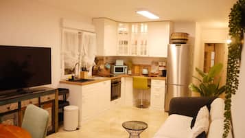 Apartment, Balcony, City View | Shared kitchen | Full-sized fridge, microwave, oven, stovetop