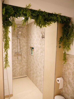 Departamento familiar, baño privado (Gibraltar) | Baño | Secadora de cabello, toallas, jabón, shampoo 