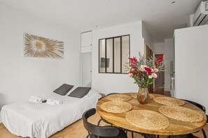 2 Schlafzimmer, Schreibtisch, Bügeleisen/Bügelbrett, Reisekinderbett