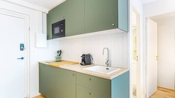 Een koelkast, een microgolfoven, een kookplaat, een vaatwasser