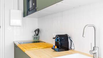 Réfrigérateur, micro-ondes, plaque de cuisson, lave-vaisselle