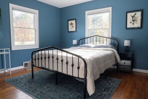 3 soverom, skrivebord, strykejern/-brett og reiseseng for barn