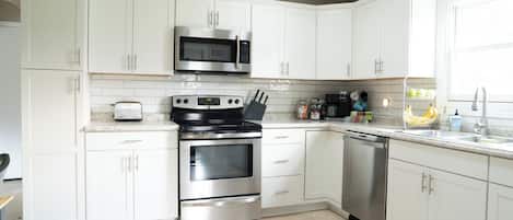 Refrigerador, microondas, horno, placa de cocina
