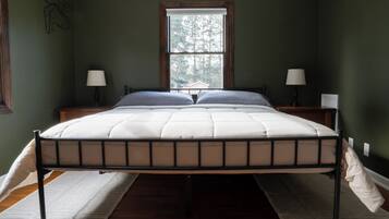 3 makuuhuonetta, työpöytä, silitysrauta/-lauta, vauvan matkasänky