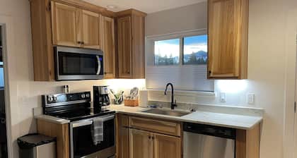 Newer Cozy Cottage w/ Saltwater Spa!