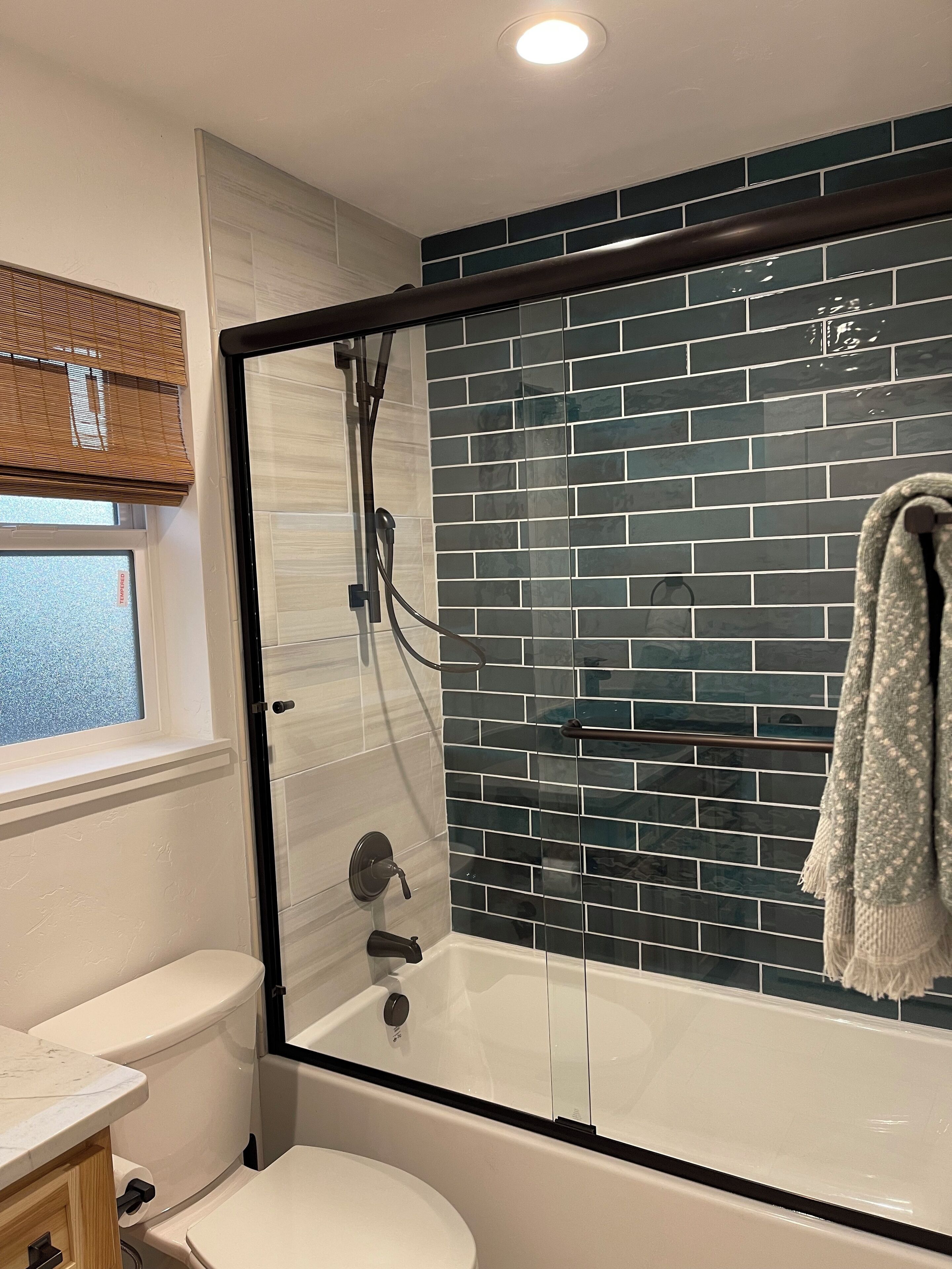 Secador de pelo, toallas, jabón y papel higiénico