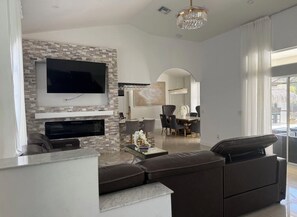 Smart TV, ping pong, stereo