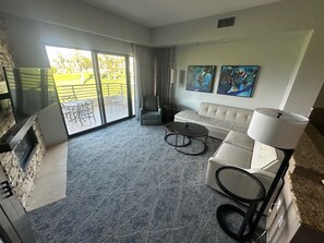 Smart TV, fireplace - Mariott Desert Springs 2BR Condo April 21-28 Stagecoach with bus stop for event (Palm Desert)