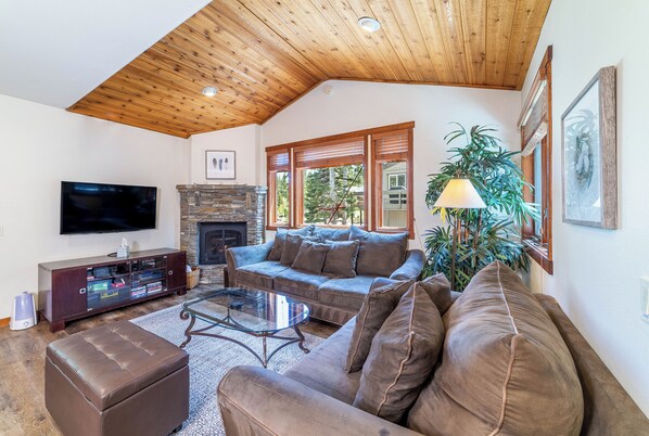 Smart TV, fireplace - Luxurious condo with private hot tub, steps from the village and adventure! (Mammoth Lakes)