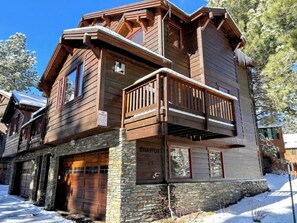 Exterior - Luxurious condo with private hot tub, steps from the village and adventure! (Mammoth Lakes)