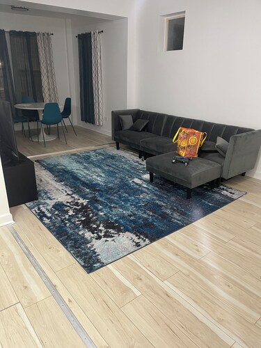 Chic 2-bedroom apartment in vibrant Chicago with WiFi and AC