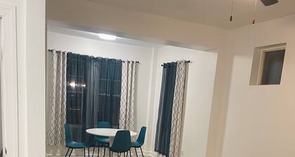 Chic 2-bedroom apartment in vibrant Chicago with WiFi and AC
