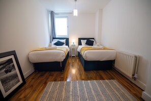 2 bedrooms, iron/ironing board, WiFi, bed sheets - 2 bedroom Cosy Penthouse in London  (Croydon)