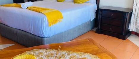 Escritorio y espacio para trabajar con laptop