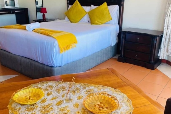 Bàn, khu vực làm việc phù hợp cho laptop, bàn ủi/dụng cụ ủi quần áo