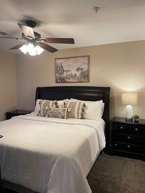 3 bedrooms, iron/ironing board, WiFi, bed sheets - Modern 3-bed 3-bath Condo - No Stairs! New kitchen! (Branson)