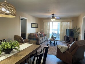 Living area - Modern 3-bed 3-bath Condo - No Stairs! New kitchen! (Branson)