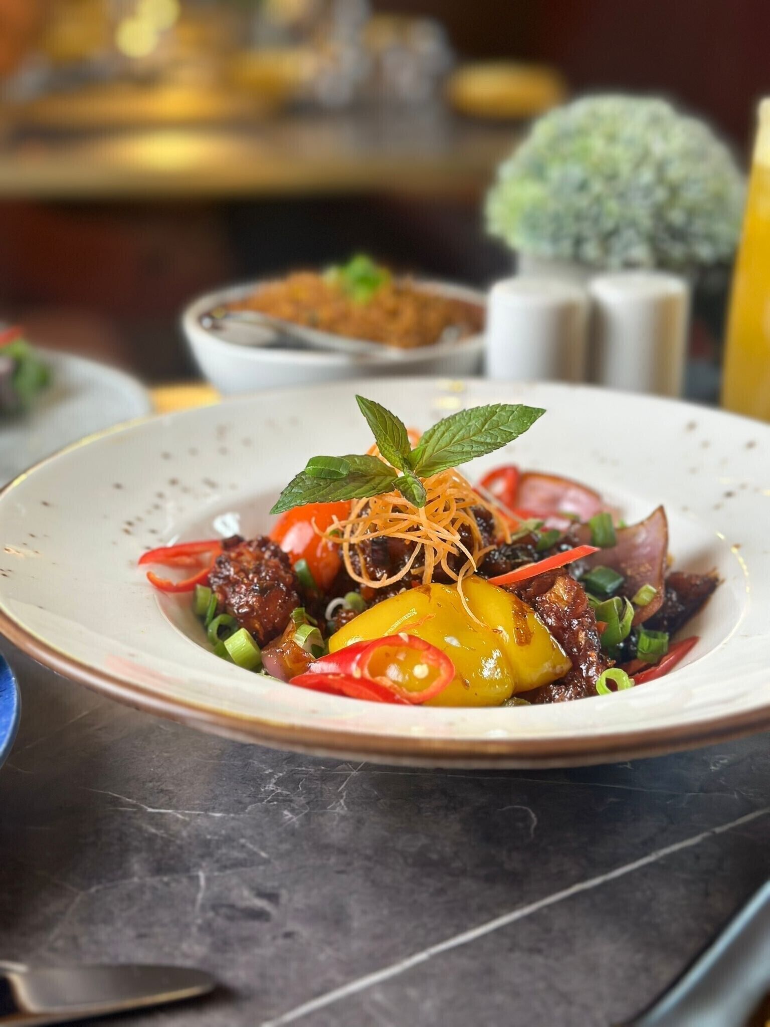 Prato de comida com diversos legumes e guarnições.