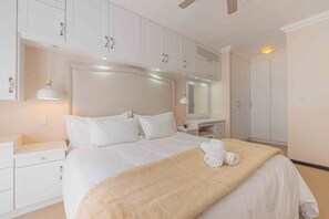 4 bedrooms, iron/ironing board, WiFi, bed sheets - The Manor Rose - Bright Spaces with Garden & Pool (Sandton)