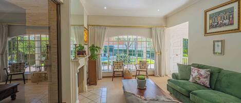 Televisión, chimenea y oficina