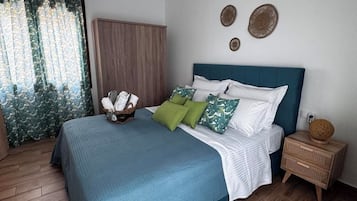 3 bedrooms, desk, iron/ironing board, travel crib