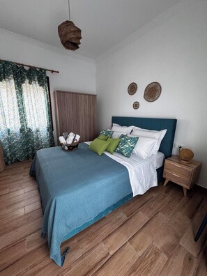 3 soverom, skrivebord, strykejern/-brett og reiseseng for barn