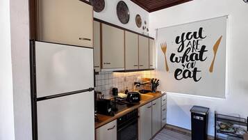 Kühlschrank, Ofen, Herdplatte, Wasserkocher mit Kaffee-/Teezubehör