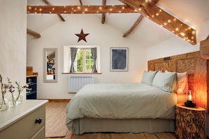 8 bedrooms, desk, iron/ironing board, travel cot - Georgian Country House Secluded in 4 Acres, Hot Tubs & 8 Large En-Suite Bedrooms (Kentisbury)