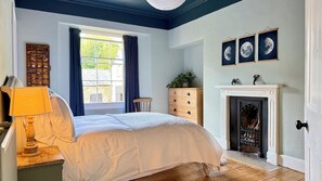 8 Schlafzimmer, Schreibtisch, Bügeleisen/Bügelbrett, Reisekinderbett